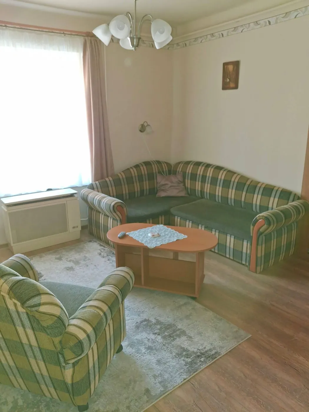 A másik szoba sarokkanapéval és dohányzóasztallal